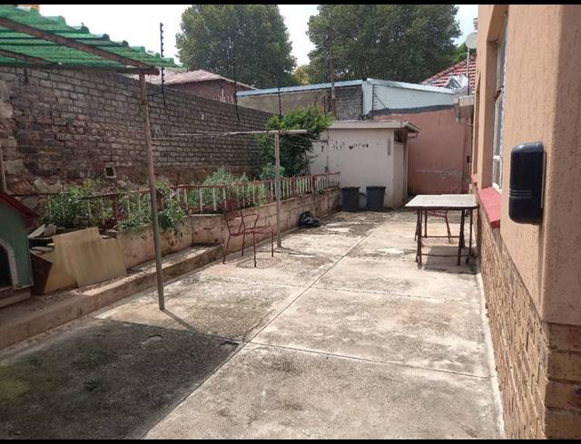 4 BEDROOM HOUSE FOR SALE IN BEZUIDENHOUT VALLEY